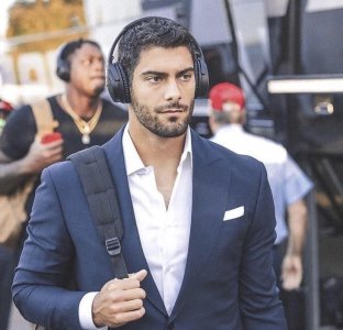 am-i-crazy-or-is-jimmy-garoppolo-the-most-attractive-man-to-v0-1p8ts8fcqhme1.jpg