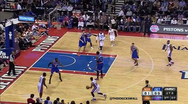 Left-elbow.-Screencap-via-@TheKnicksWall.jpg