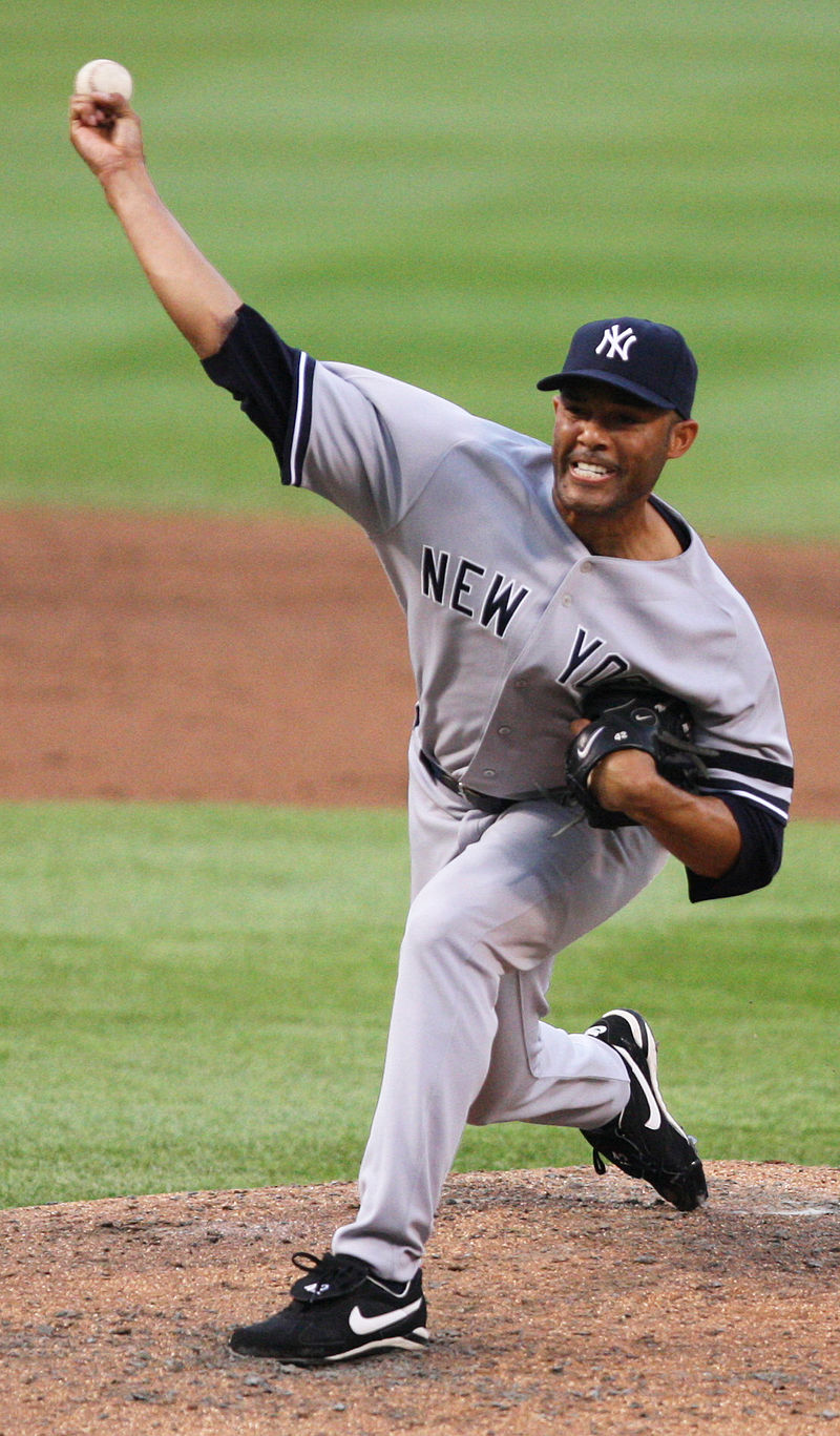 800px-Mariano_Rivera_throwing_ball_2007.jpg