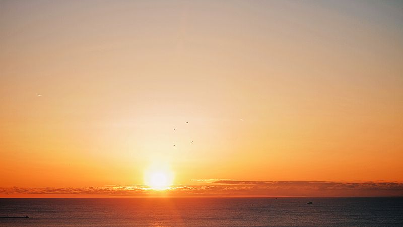 800px-Sunrise_over_Lake_Michigan.jpg