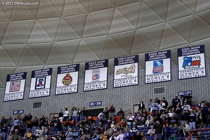 dwhoops_1011_21_uconn_87_duke_51_1.jpg