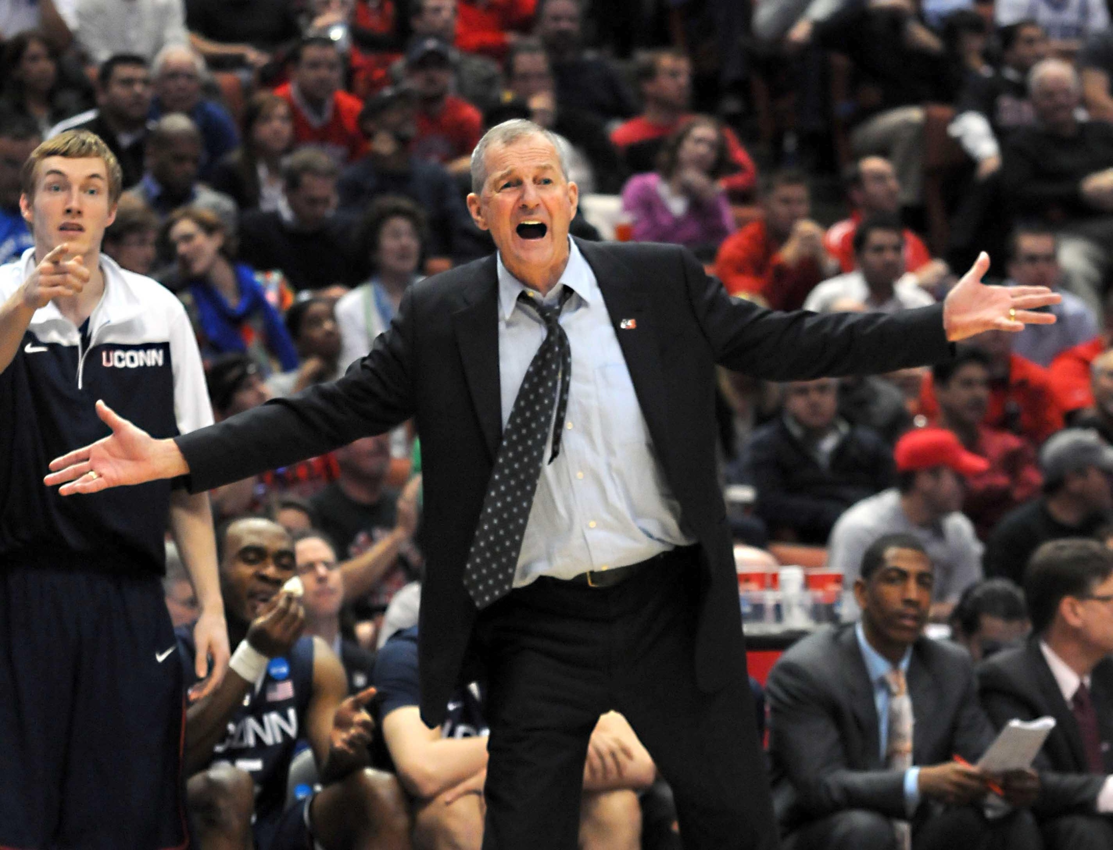 Jim-Calhoun-Yelling.jpg