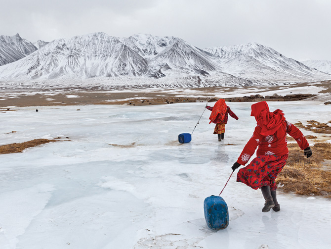 09-kyrgyz-girls-fetching-water-670.jpg