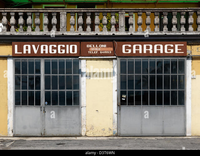 toscolano-maderno-italy-closed-garage-with-car-wash-d3t6wn.jpg