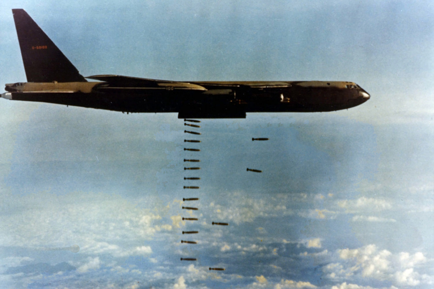 B-52D%28061127-F-1234S-017%29.jpg