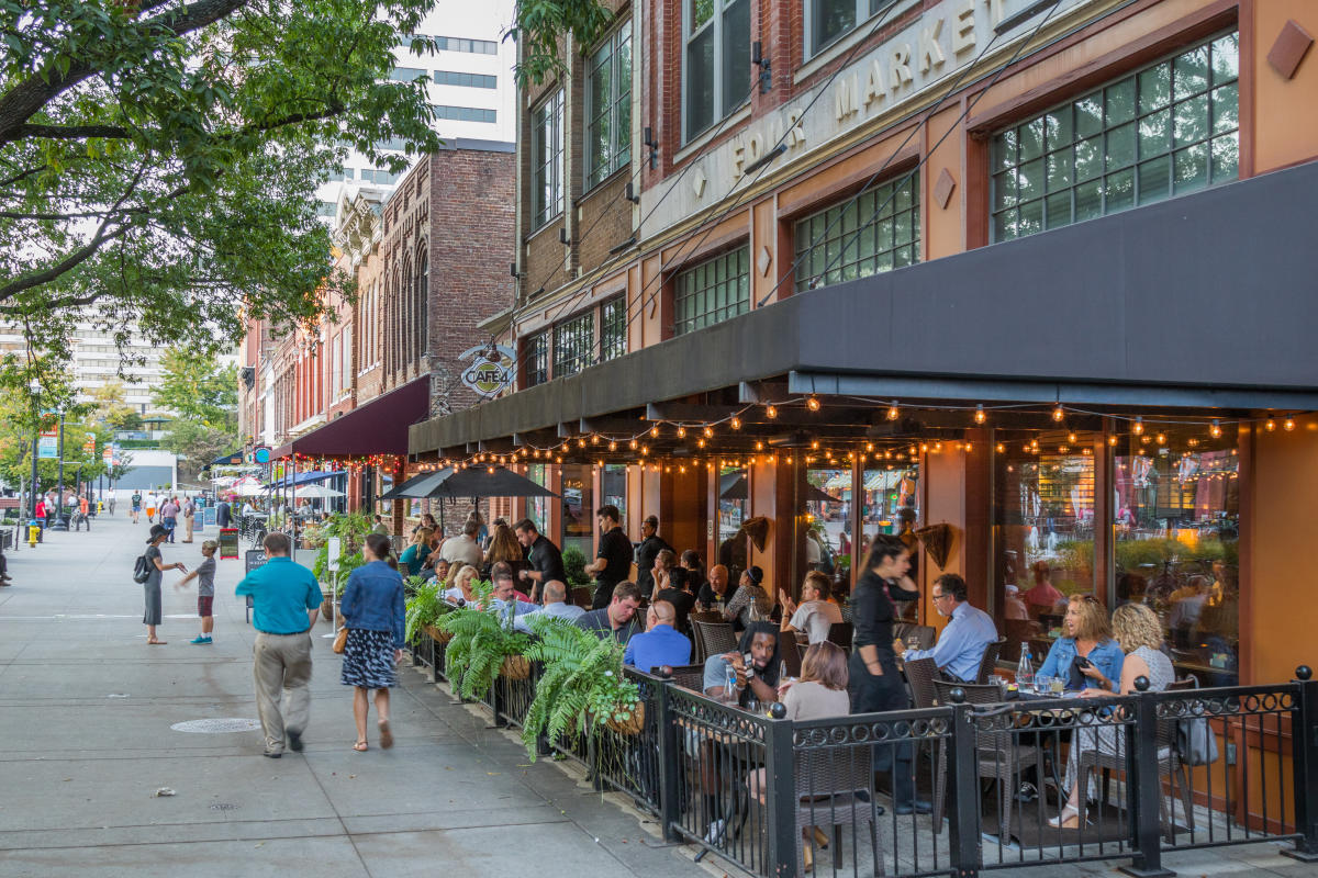 www.visitknoxville.com