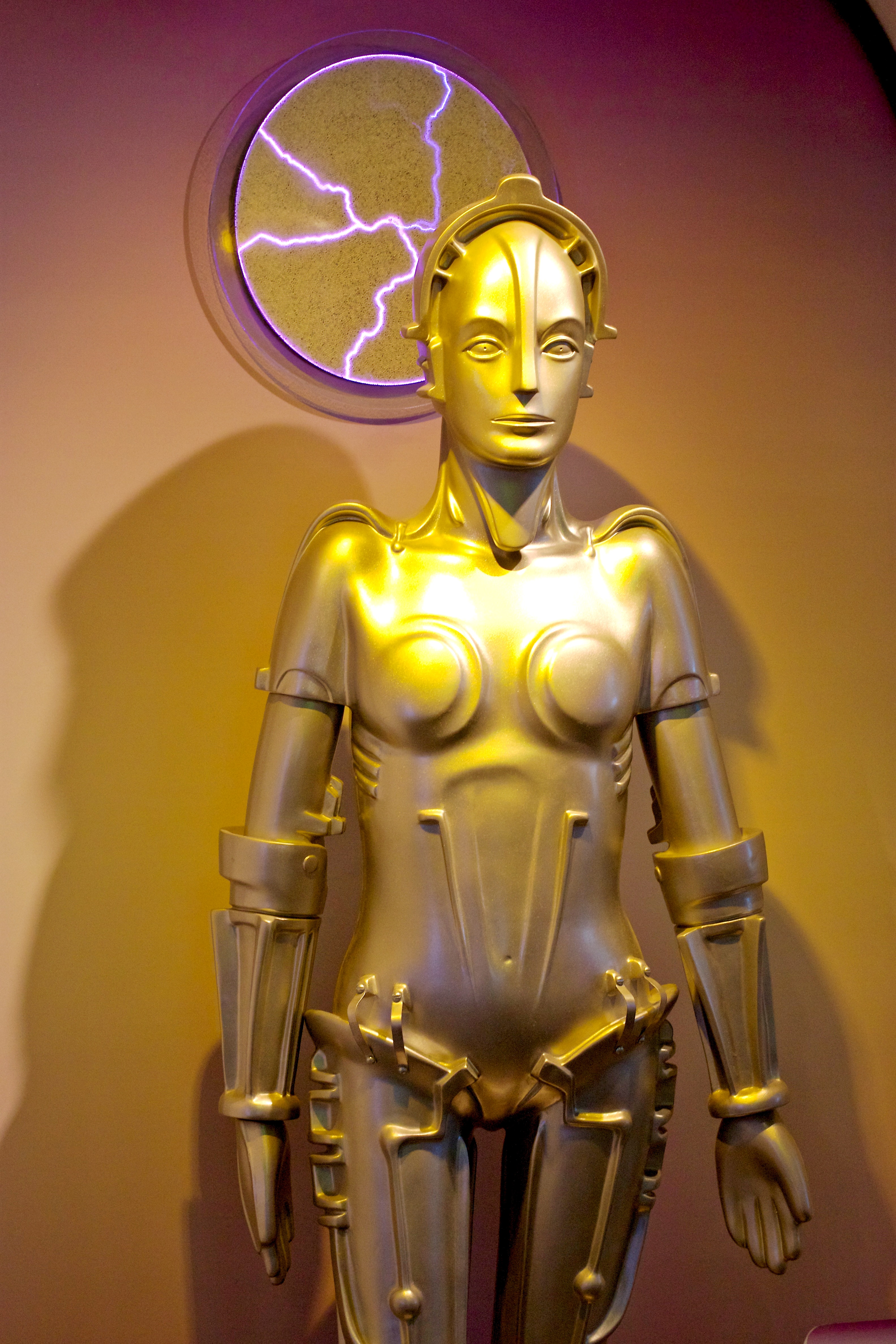Maria_from_the_film_Metropolis%2C_on_display_at_the_Robot_Hall_of_Fame.jpg