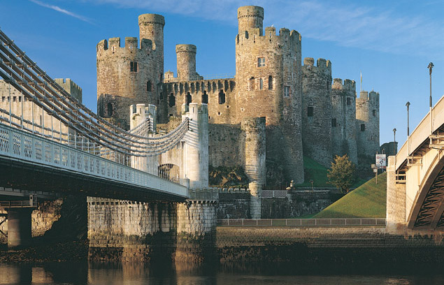 Conwy_Castle_-_bridge_view.jpg