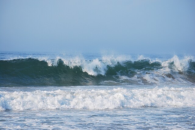640px-Wave_breaking_at_Misquamicut_Beach%2C_RI.JPG
